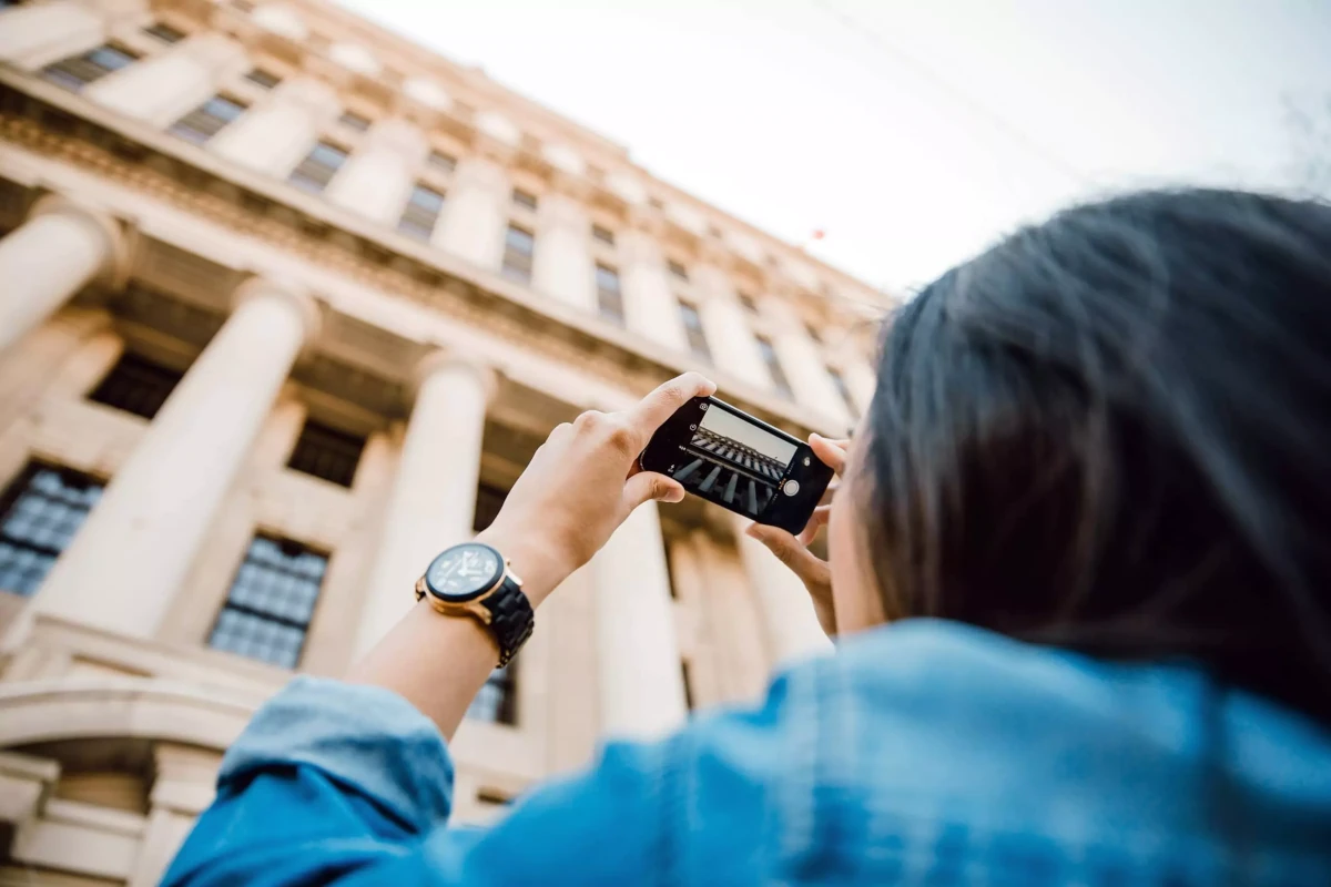 سائح يلتقط صورة لمبنى